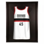 Trikotrahmen TeamFrame Schwarz-Rot / Hintergrund: Schwarz – Bild 4